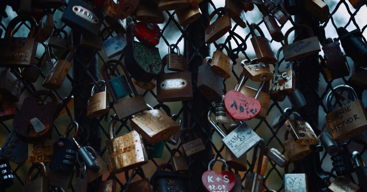 Chain links representing backlink connections and link building strategy for SEO