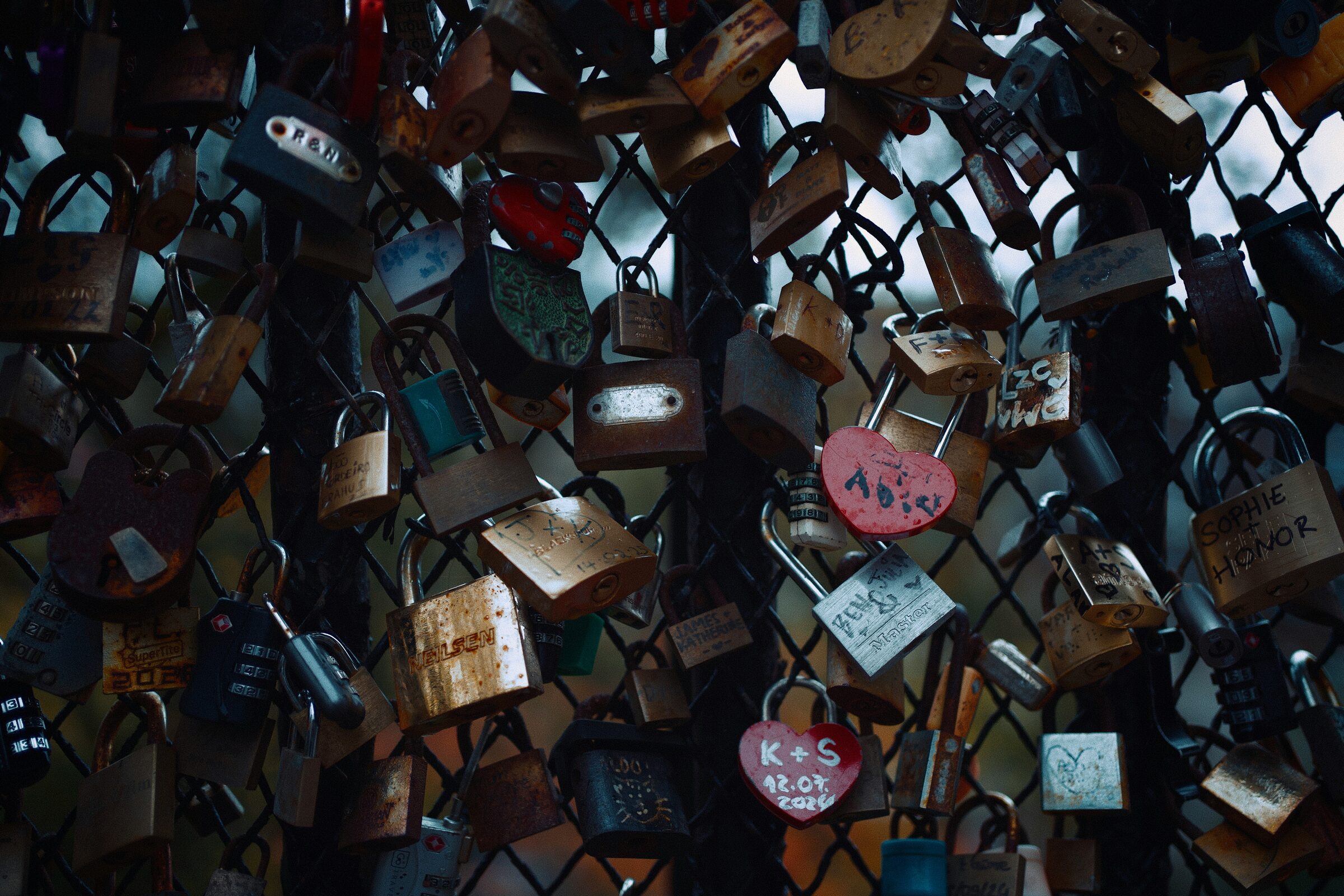 Chain links representing backlink connections and link building strategy for SEO